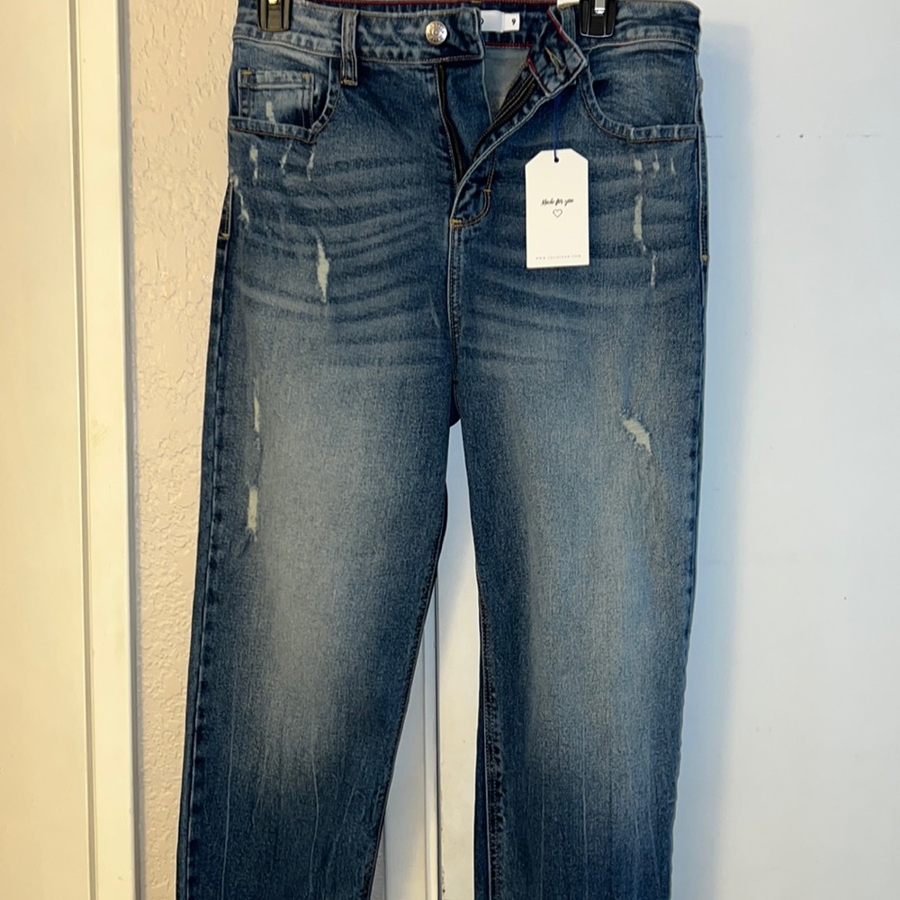 Women’s distressed Cello Jeans straight fit size 9 stretch. Never worn